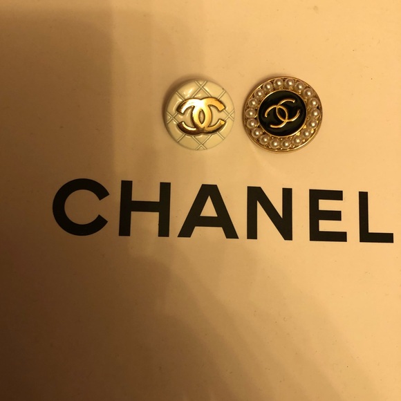 CHANEL Accessories - 2 Chanel mixed set Buttons of 2
